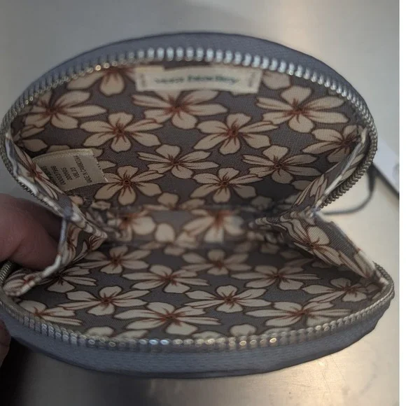 Vera Bradley Gray Faux Leather Essential Round Coin Purse Daisy Zip Pouch NWT - Picture 2 of 6